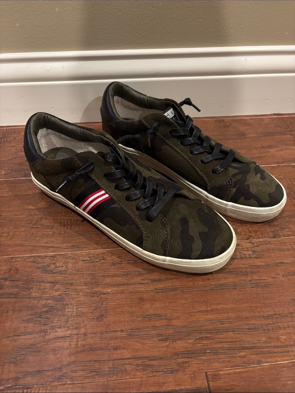 Vintage Havana Women's Camouflage Lace-Up Sneakers Olive Green & Black New 8-1/2